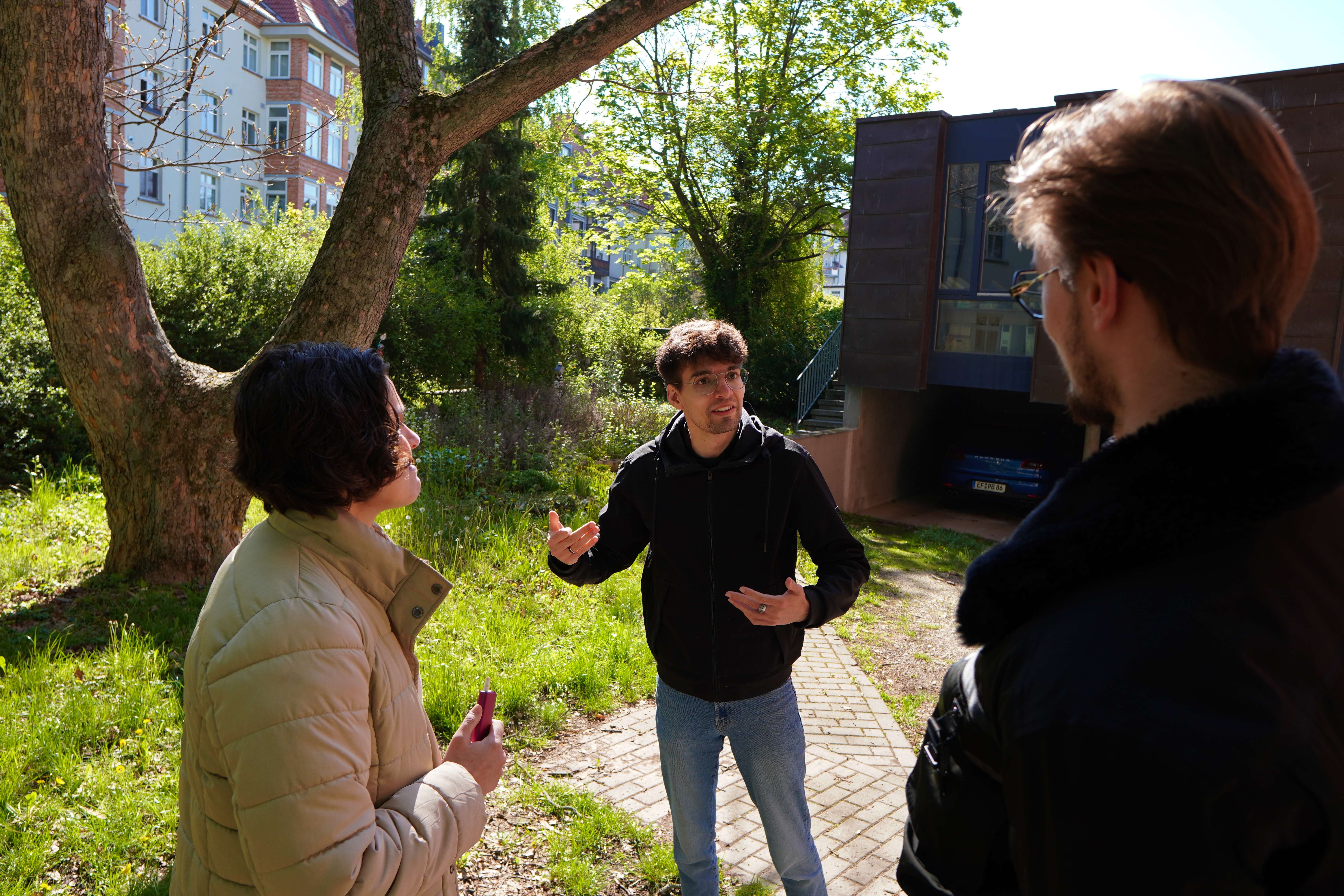 Niklas steht mit einer Gruppe von Menschen.